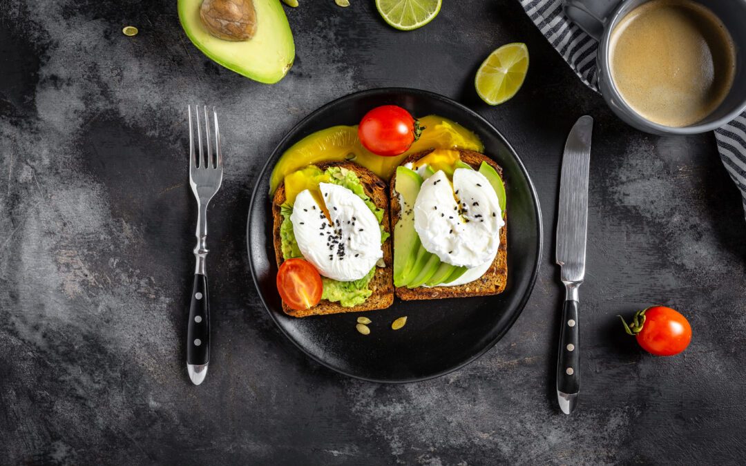 Toast Avocat et Œuf Poché sur Pain de Mie Bio